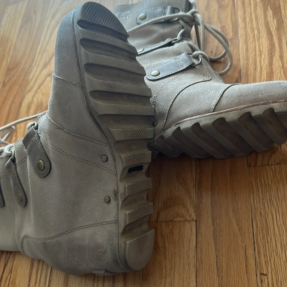 Sorel sz 9.5 Joan of arctic wedge in like tan cream color good pre owned cond